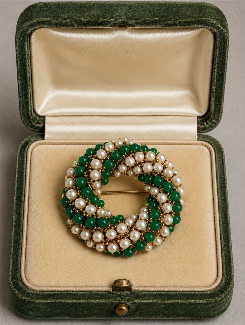 Unsigned Jomaz Mazer Vintage Gold Tone Green Faux Pearl & Faux Jade Round Brooch